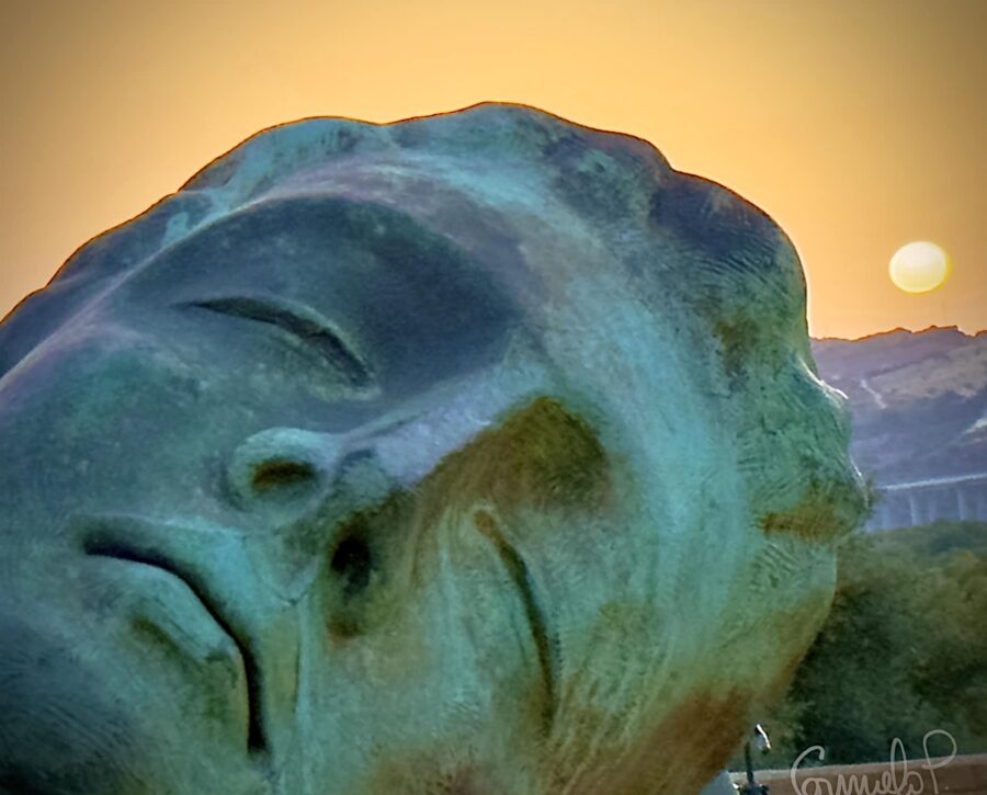 La scultura bronzea di Icaro, davanti il tempio della Concordia