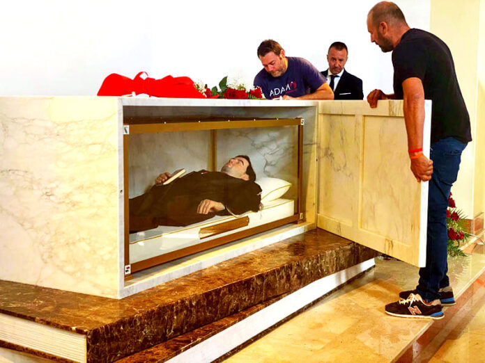 Esposto alla venerazione il corpo del beato Livatino, don Lentini: “Un ponte tra la terra e il cielo”