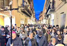 Agrigento, la Via Crucis del dolore e della speranza: la preghiera della città in attesa del Papa