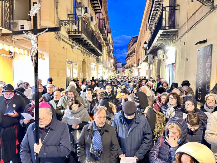 Agrigento, la Via Crucis del dolore e della speranza: la preghiera della città in attesa del Papa