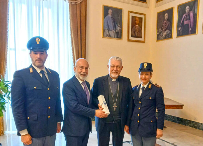 Il Questore consegna all’Arcivescovo l’olio del “Giardino della Memoria” di Capaci
