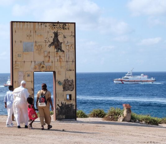 La visita del Papa a Lampedusa: “Il mare chiama alla prossimità, i morti sono vittime di decisioni mancate”