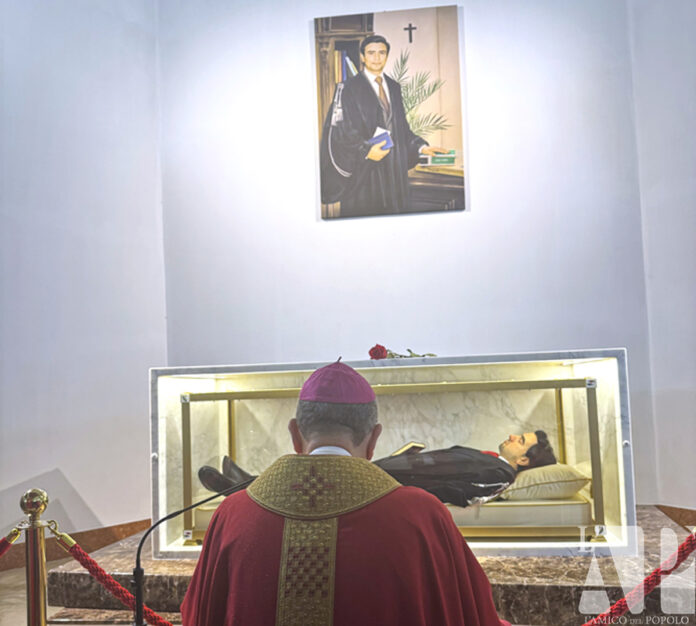 Livatino patrono dei magistrati, le parole dell’arcivescovo Damiano Damiano prega davanti Livatino